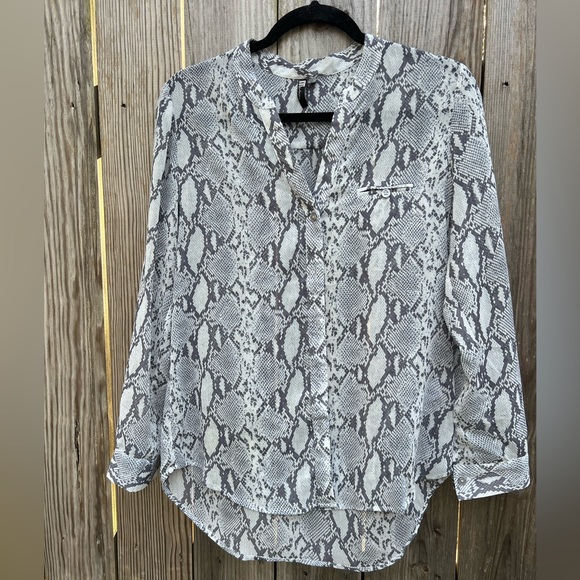 Kut from the Kloth Tops - KUT FROM THE KLOTH Snakeskin Print Blouse size Small petite